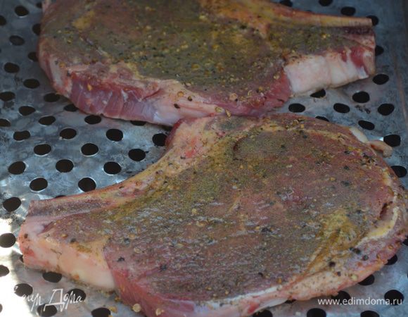 Гриль разогреть на сред-высок.тем-ре.Решетки гриля слегка смазать растит. маслом.Выложить стейки и готовить их около 8мин.,если любите  сред.прожарки.