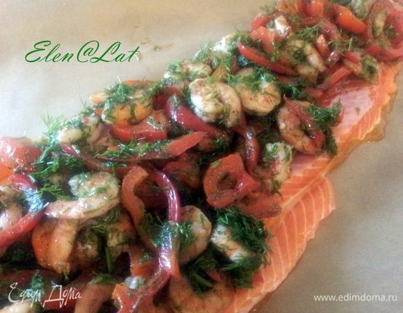 На нижний пласт рыбы выложить начинку.