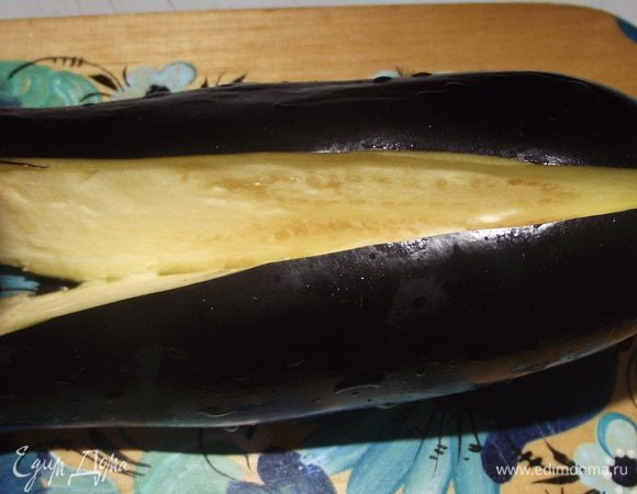 Взяла баклажаны,помыла их.Разрезала пополам,не дорезая до конца