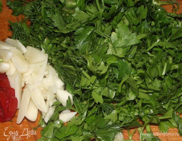 В это время подготовила зелень(петрушка,кинза,укроп),чеснок и перец чили