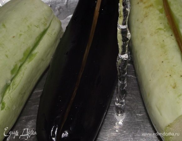 Вместе с баклажанами я взяла и кабачок.Также его разрезала и посолила.Затем кабачок и баклажаны помыла в проточной воде