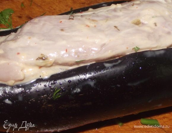 Затем   замаринованное мясо  в баклажан
