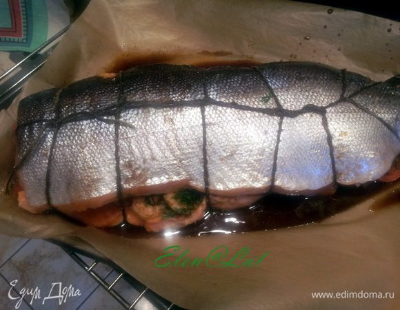 Рыбу обмотать бечевкой, чтобы при запекании она не разваливалась.
В отдельной мисочке смешать соевый соус и жидкий мед. Обмазать всю рыбку. Противень с рыбой поставить в духовку и запекать при 180С минут 40, но переодически поливая соком всю рыбку, который будет выделяться при  запекании.
