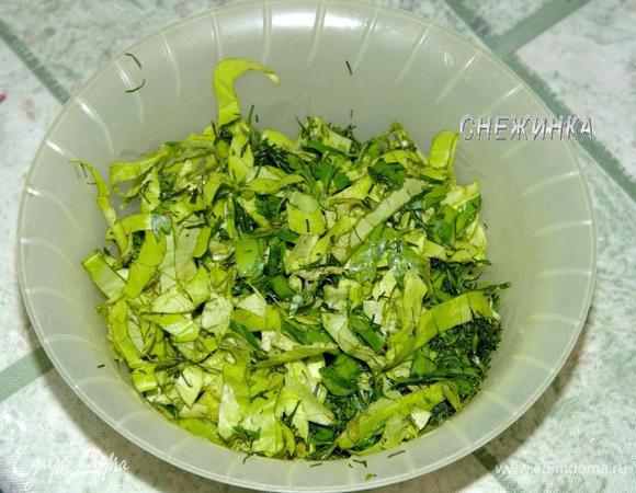 Зелень измельчить. Смешать.