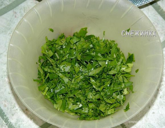 В отдельную посуду измельчить руколу.