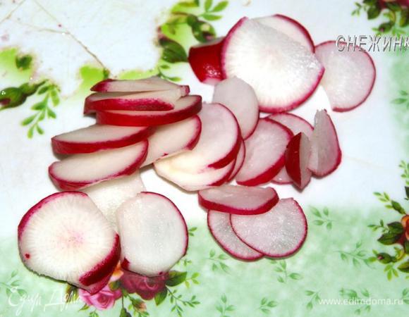 Редиску моем, нарезаем кружочками. Варим яйца.