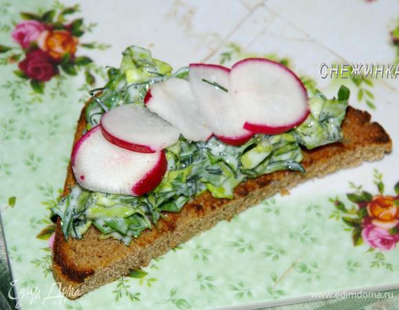 На тост кладем немного зелени с йогуртом. Сверху кружочки редиски.