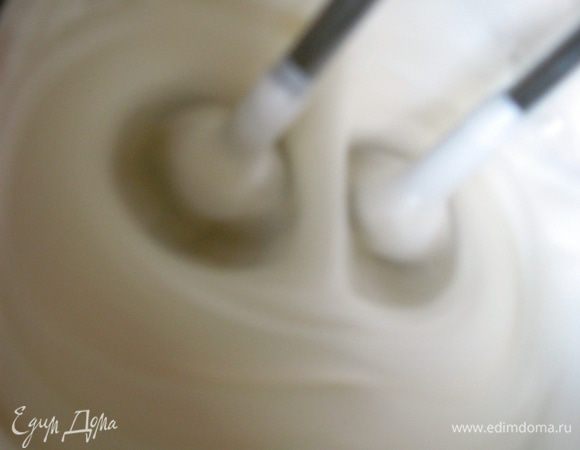 Белки взбиваем с сахарной пудрой на водяной бане 5-7 минут до хорошей густой массы. Белки немного завариваются (не так сильно, как в итальянской меренге). Масса получается стабильной и немного «зефирной». Отлично держит форму и режется после запекания. 
Кстати, такое мороженное можно готовить порционно прямо на тарелках.
