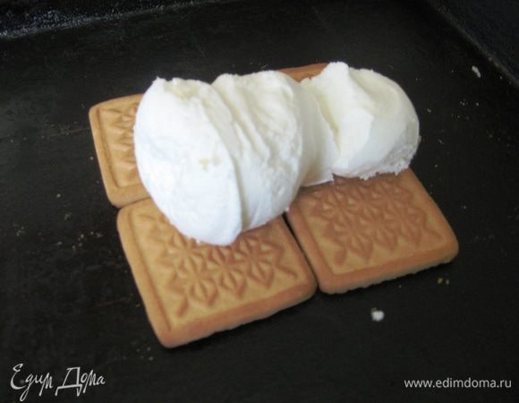 Кладем основу на форму, в которой будем запекать. Я брала печенье. С ним основа получается хрустящей. С бисквитом-более нежной, мягкой.  Теперь кладем ягоды (по желанию, первый раз делала без них, получилось вкусно, но сладко). Сверху мороженое. 