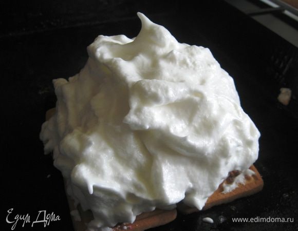 И покрываем все «шубой» из меренги. Выпекаем 5 минут. 