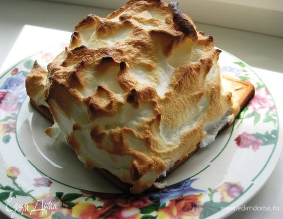 Пока меренга не приобретёт нежный коричневый цвет. Достаем из духовки. Режем, если готовили не порционно. И наслаждаемся!!! 