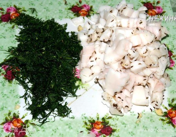 Сало (бекон, грудинку) нарезаем небольшим кубиком. Укроп моем, сушим и измельчаем.