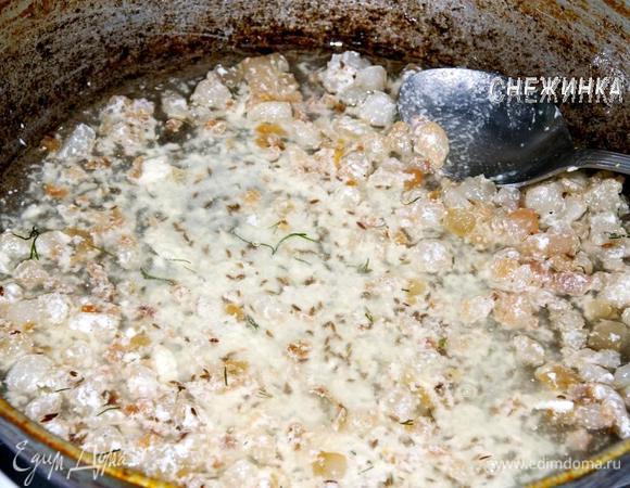 На сухую разогретую сковороду кладем сало, выжариваем его до слегка золотистого цвета. Затем кладем сметану, быстро смешиваем и выключаем огонь.