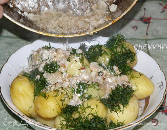 Сверху поливаем заправкой.