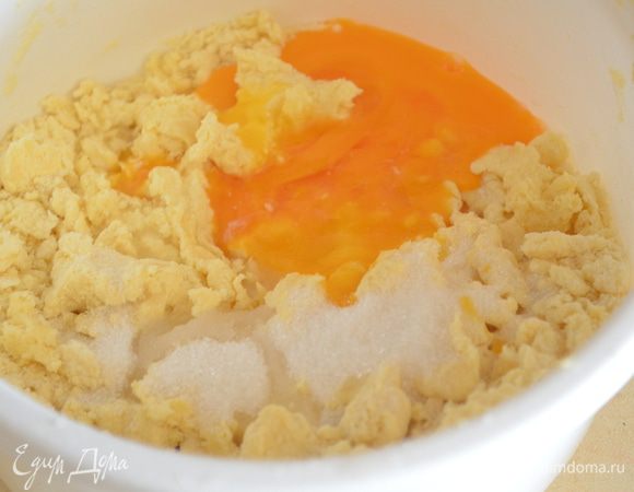 Добавить сахар, желтки и 2 ст ложки ледяной воды. Замесить пластичное тесто. Может понадобится еще немного муки.