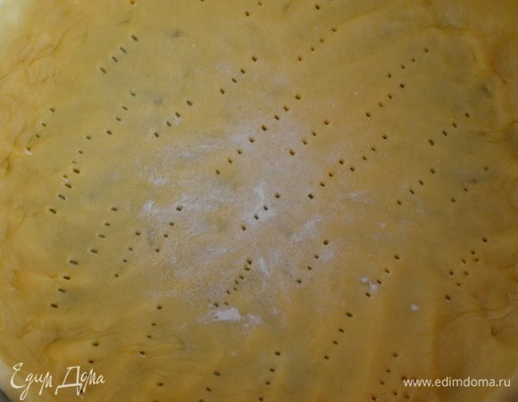 Корж потыкать вилкой и отправить в морозилку на 30 минут. Затем достать и отправить в духовку на 20 минут при температуре 180 градусов.