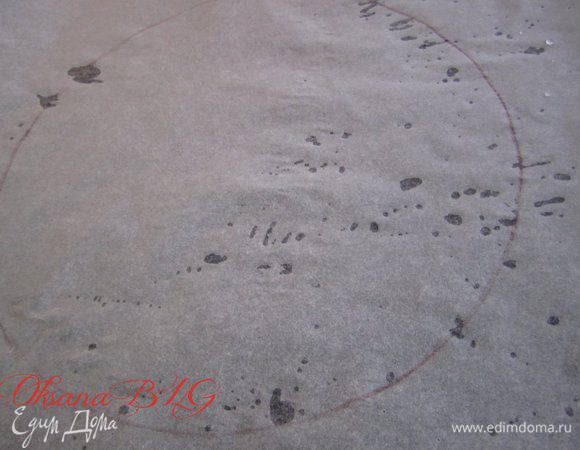 На пергаментной бумаге нарисовать круг нужной формы примерно 22-24 см. в диаметре. Пергамент немного смазать растительным маслом.