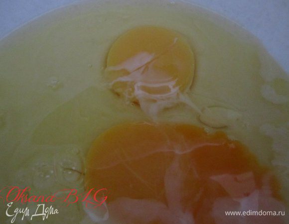 Яйца взбить со сгущенкой.