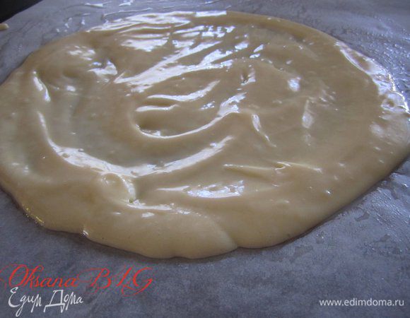 На пергамент нанести 2 ст.л. теста, не больше, тесто распределить тоненьким слоем.