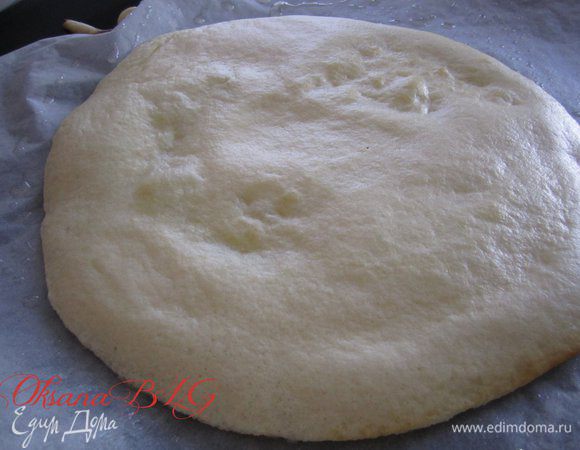 Духовка разогрета до 180 градусов. Коржи выпекать 2-3 минуты, они должны быть беленькие, или немного с золотистым цветом.