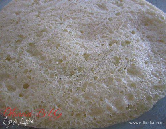 Готовый корж перевернуть и охладить. Следующий корж можно выпекать на той же бумаге, капельку смазав растительным маслом. Каждый корж охлаждать отдельно, чтобы они между собой не слиплись.