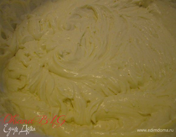 Сметану или сливки взбить с сахаром или пудрой.