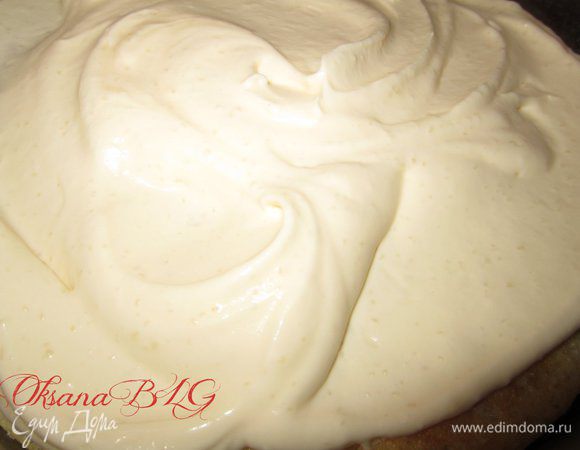 Собрать торт. На корж нанести сметану.