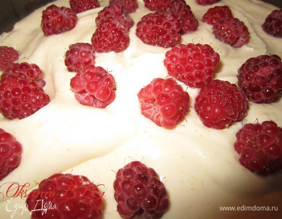 Добавить малину. Накрыть коржом.