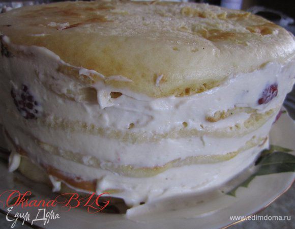 Так перемазать все коржи. Немного крема оставить для украшения. Торт поставить в холодильник на 1-2 часа.