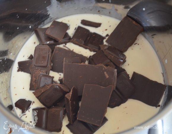 Для крема мелко поломать шоколад. Залить сливками и варить на маленьком огне до однородной массы.