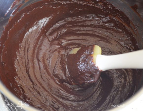 Когда масса станет гладкой и блетящей убрать ее с огня. Слегка остудить.