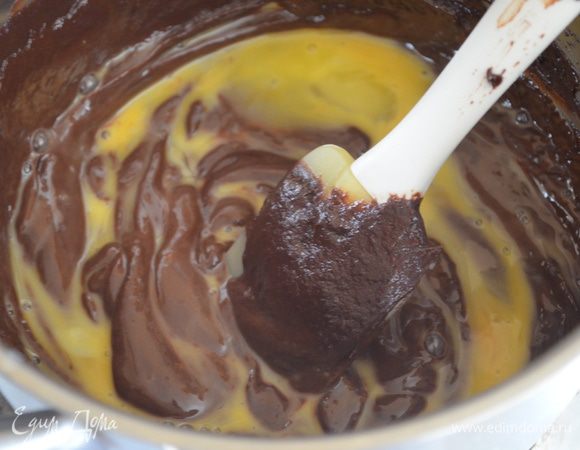 Добавить желтки и все размешать.