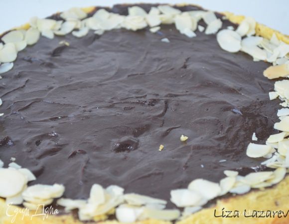 Готовый тарт остудить и убрать в холодильник на 2 часа. Украсить по вкусу - у меня миндальные лепестки и ягоды черешни.