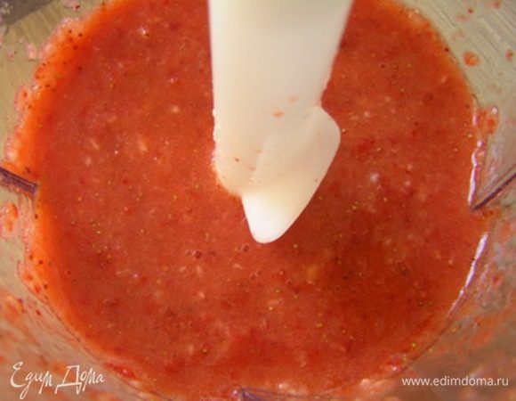 Клубнику пюрировать в блендере,