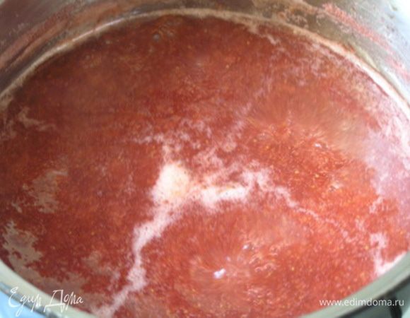 добавить лимонный сок, варить 2 минуты. Немного остудить и добавить отжатый желатин, перемешать, 