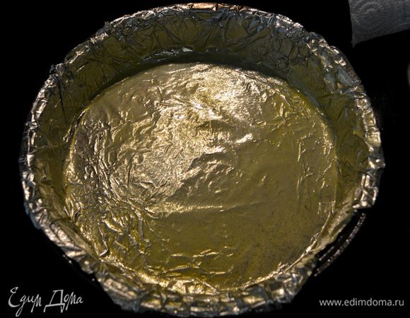 Разогреть духовку до 190гр. Подготовим круглую форму ,смажем ее маслом,застелим пергам.бумагой или фольгой,смажем снова маслом.