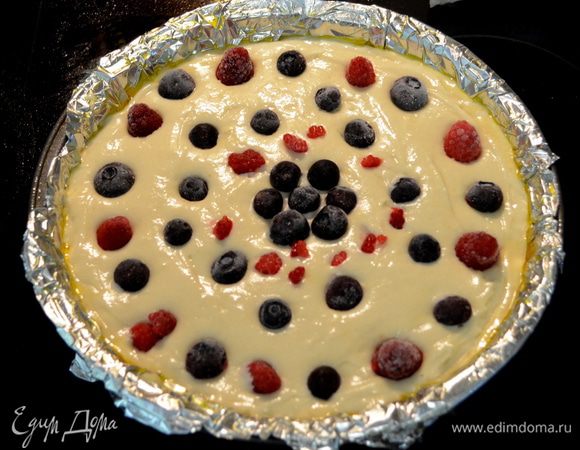 Ставим тесто наше в духовку на 20мин.Вытаскиваем по истечению времени и нежно вдавливаем в тесто наши ягоды,возвращаем наш кекс вновь в духовку на 25-30мин.
/Я ягоды сразу выложила в тесто, этот вариант тоже работает./