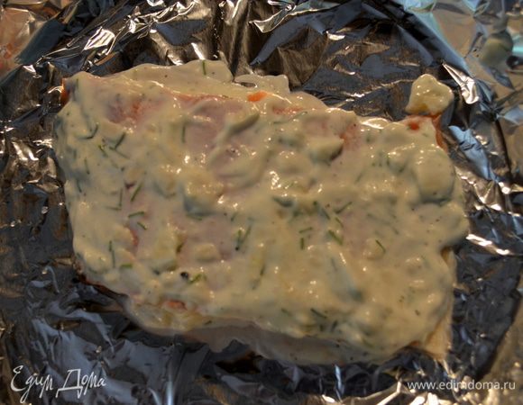 Выложим наш соус поверх нашей каждой семги/я делала каждую порцию в отдельной фольговой тарелке,можно делать на общем противне,выложив фольгу/.