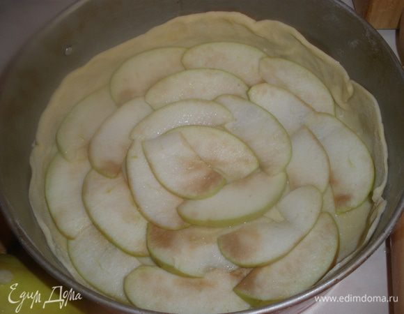  1/3 часть яблок нарезаем на очень тонкие слои и сразу же укладываем на тесто. Я специально не стала заранее резать,чтобы не потемнели. Сверху посыпаем 1/3 части сахара.