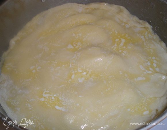 На смазанное маслом тесто, выкладываем другую часть яблок (еще как бы треть) и тоже накрываем тестом, смазываем маслом. Так укладываем все слои - самый последний слой из теста! Также смазываем его маслом. Получается 3 слоя яблок и 4 слоя теста.