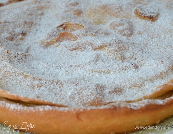 Выпекается пирог  40-50 минут при температуре 190 градусов. Затем остудить его и присыпать сахарной пудрой.