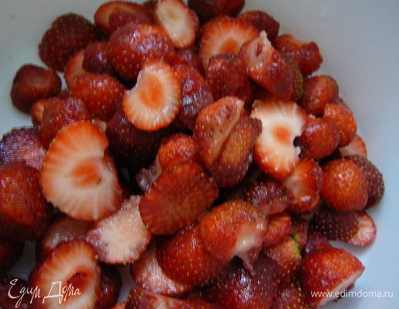 Ягоды вымыть,у черешни удалить косточку.Клубнику нарезать пополам.