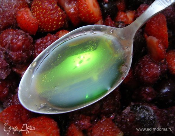 А так же мятный сироп.Тщательно и аккуратно перемешать и оставить минут на 15.За это время сахар растворится и ягода пустит сок,который надо будет слить,откинув ягоду на дуршлаг.