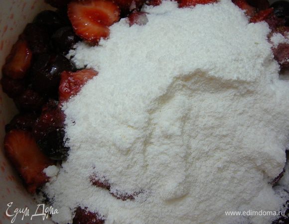 Смешать в емкости оставшиеся пол стакана сахара и крахмал.И перемешать с ягодой,с которой уже слили сок.