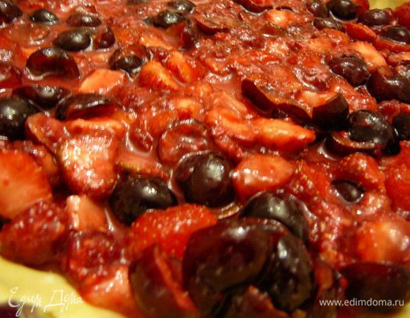 Тесто достать из холодильника,разделить на две части.Раскатать,уложить в форму,закрыв и борты формы.Уложить начинку на тесто. 