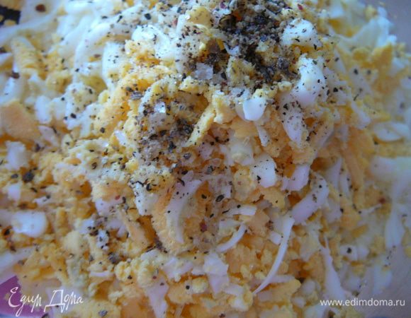 Яйца натереть на крупную терку,добавить соль и перец.Зелень мелко нарезать.Все смешать.Добавить растительное масло и растопленное сливочное.