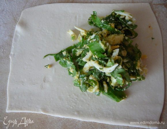 Тесто раскатать и нарезать на прямоугольники.Выложить на прямоугольник примерно 1ст.л. начинки.