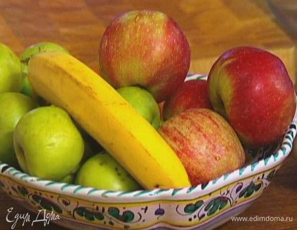 Фрукты почистить и крупно нарезать.