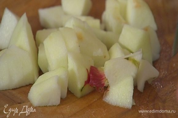 Яблоко отваривать на паровой бане около 5 минут, затем добавить персик и продолжать томить еще 3 минуты.