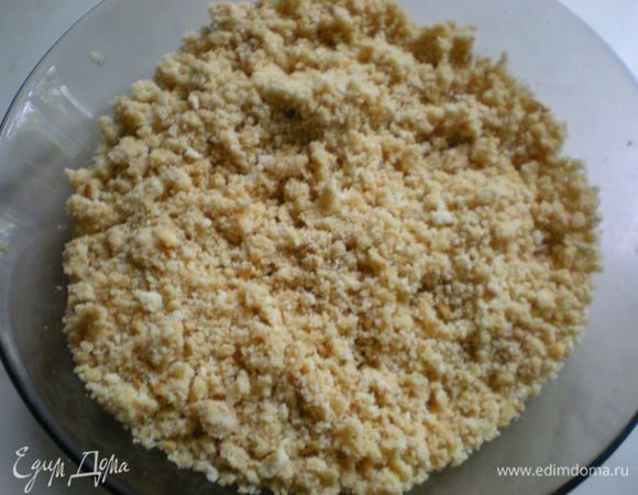 Любым удобным вам способом измельчите печенье и смешайте его с размягченным маслом до крошки.